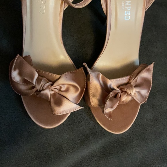 Revamped B. Sirens, 4” pink satin bow heels, worn once🌺🌺🌺size 7, so cute 🌺🌺 - Picture 3 of 11